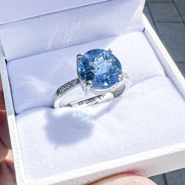 15130 stuchlik topazovy prsten s diamanty